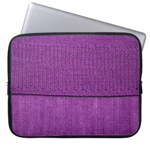 die Textur des Strickstoffes, ein schlichtes lila Laptopschutzhülle