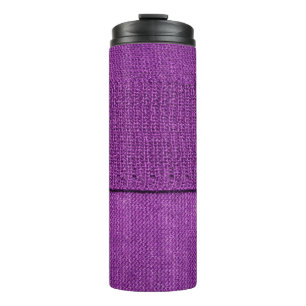 die Textur des Strickstoffes, ein schlichtes lila Thermosbecher