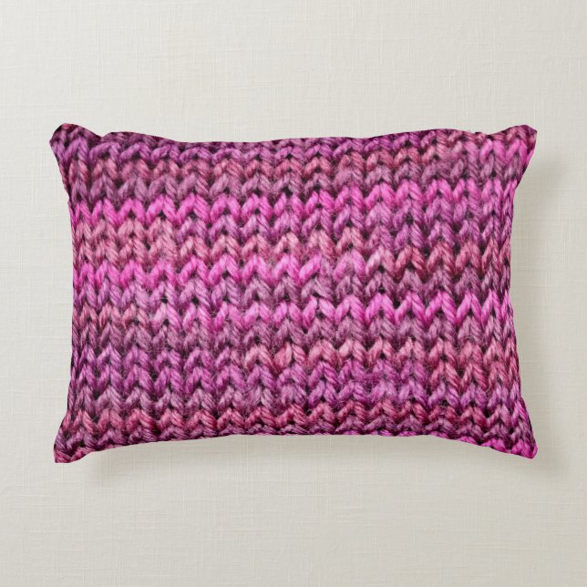 die Textur des Strickstoffes mit gestreiftem Unter Dekokissen (Vorderseite)