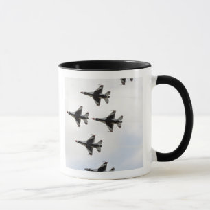 Die Thunderbirds bilden eine 6 Schiff Deltabildung Tasse