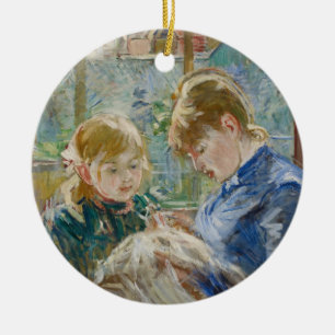 Die Tochter des Künstlers, Julie, mit ihrem Keramik Ornament
