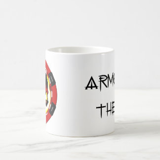 Die toten verwandelnde Tasse des Mannes Hand