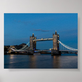 Die Tower Bridge zur blauen Stunde Poster