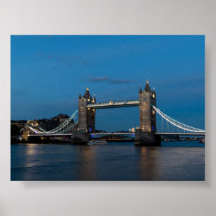 Die Tower Bridge zur blauen Stunde Poster