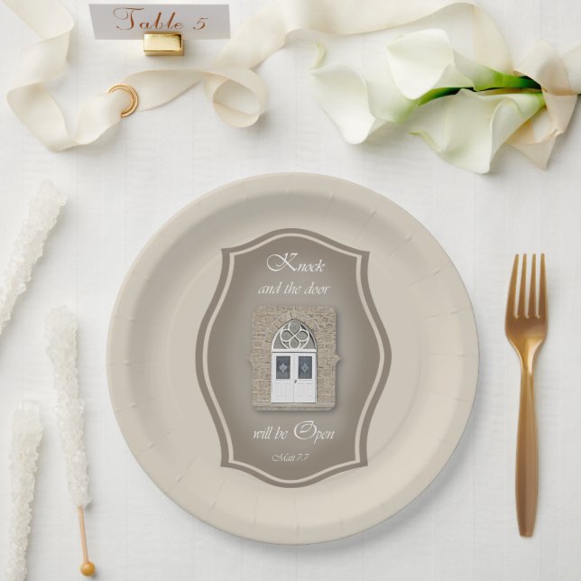 Die Tür wird geöffnet, und die Papiertafel wird ge Pappteller (Hochzeit)