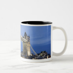 Die Turm-Brücke an der Dämmerung Zweifarbige Tasse