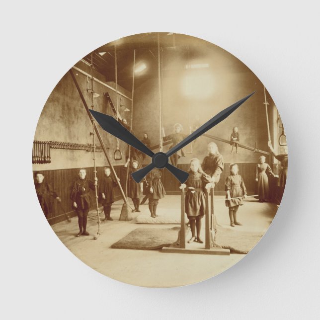 Die Turnhalle des Mädchens an der tauben und Runde Wanduhr (Vorderseite)