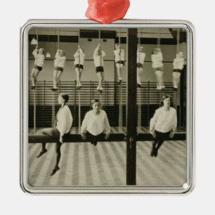 Die Turnhalle, London-Mittelschule für Mädchen, Silbernes Ornament