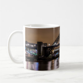 Die Tyne-Brücke in der Nacht Kaffeetasse
