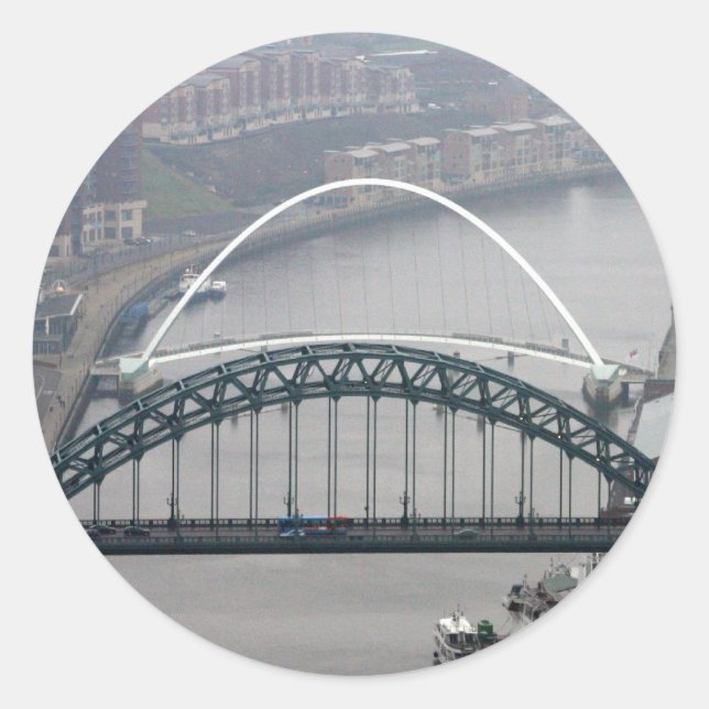 Die Tyne-Brücke und die Millennium-Brücke Runder Aufkleber (Vorderseite)
