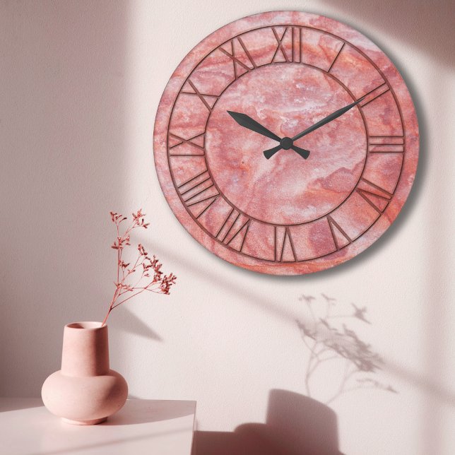 Die Uhr an der Wand aus rosa Marmor (Von Creator hochgeladen)