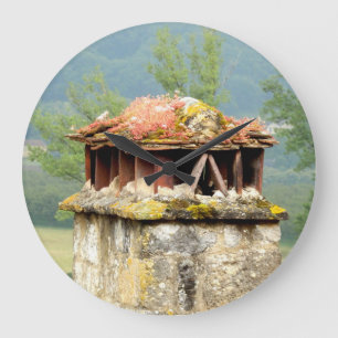 Die Uhr der antiken französischen Schornsteinmauer