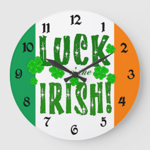 Die Uhr der grünen irischen Kleeblätter in Irland