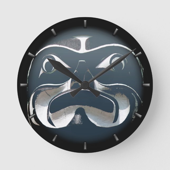 Die Uhr der Stammesuhr nach Kundenwunsch an der Wa (Vorderseite)