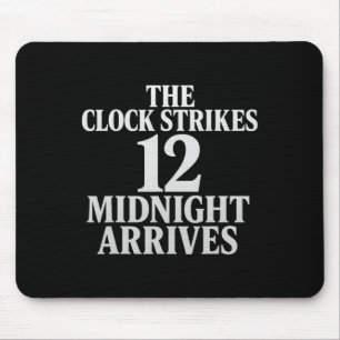 Die Uhr schlägt 12 Mitternacht kommt Meme Mousepad
