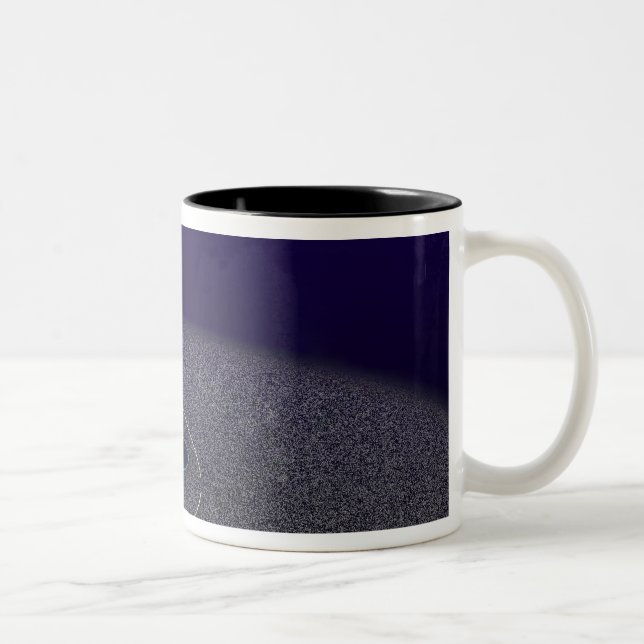 Die Umlaufbahn des binären Kuiper-Belt-Objekts Zweifarbige Tasse (Rechts)