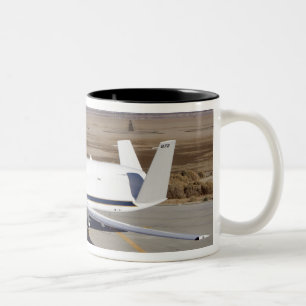 Die unbemannten Flugzeuge des globalen Falken Zweifarbige Tasse