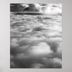 Die unheimliche Wolkenwelt bei Sonnenaufgang. Poster