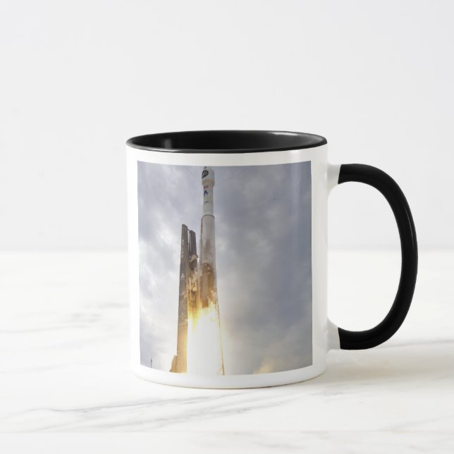 Die United Launch Alliance Atlas V Raketenlifte Tasse (Rechts)