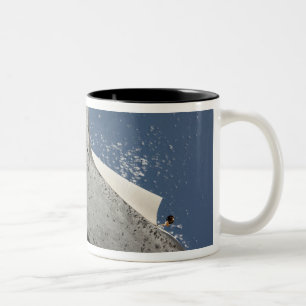 Die Unterseite des Space Shuttles Discovery 2 Zweifarbige Tasse