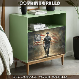 Die US-Flagge mit dem Polizeibeamten Agent schützt Seidenpapier