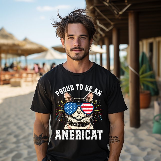 Die US-Flaggenbrille der Cat ist stolz auf ihren A T-Shirt (Von Creator hochgeladen)