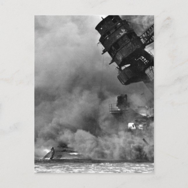 Die USS ARIZONA brennt nach dem Bild des Krieges Postkarte (Vorderseite)
