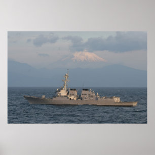 Die USS McCAMPBELL mit dem Fuji im Hintergrund Poster