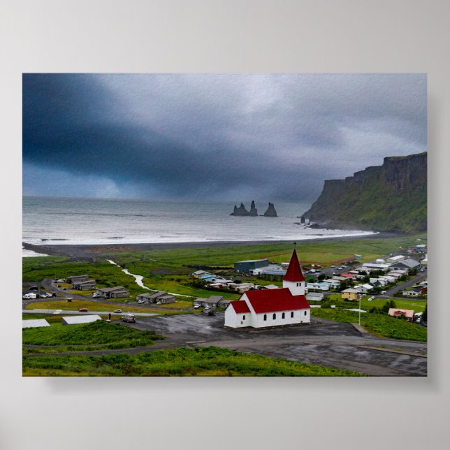 Die Vik-Kirche und der schwarze Strand Poster (Vorne)