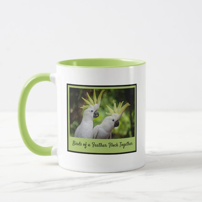 Die Vögel eines Feather Flock Together Cockatoo Tasse (Links)