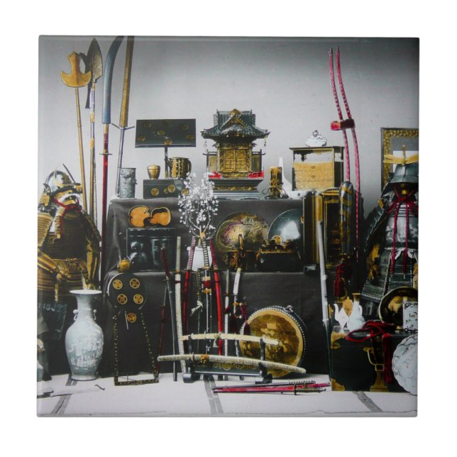 Die Waffen und die Rüstung der alten Samurais Fliese (Vorderseite)