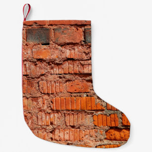 Die Wand aus rotem Ziegelstein ist veraltet, alt, Kleiner Weihnachtsstrumpf