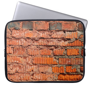 Die Wand aus rotem Ziegelstein ist veraltet, alt,  Laptopschutzhülle