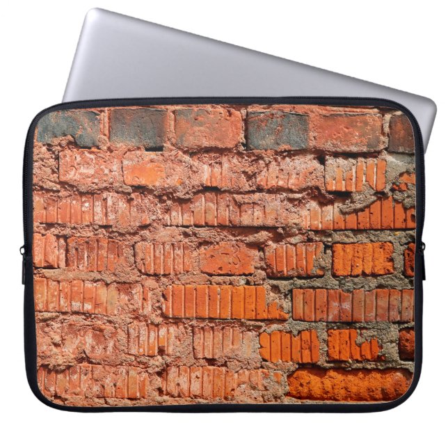 Die Wand aus rotem Ziegelstein ist veraltet, alt,  Laptopschutzhülle (Vorderseite)