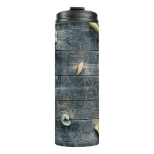 Die Wände sind aus vierbraunem Holz Thermosbecher