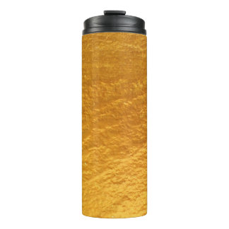 Die Wandstruktur aus goldfarbenem Beton ist abstra Thermosbecher