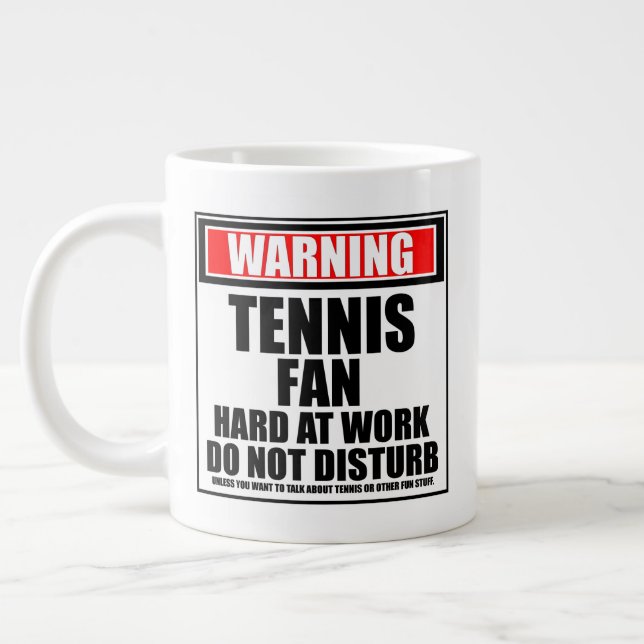 Die Warnung vor dem Tennisschläger bei der Arbeit  Jumbo-Tasse (Links)