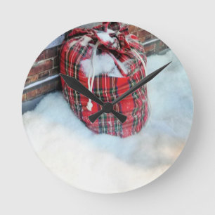 Die Weihnachtstasche im Schnee Runde Wanduhr