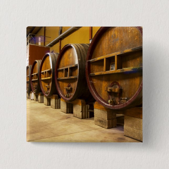 Die Weinkellerei mit großen alten Holzfässern Button (Vorderseite)
