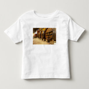 Die Weinkellerei mit großen alten Holzfässern Kleinkind T-shirt