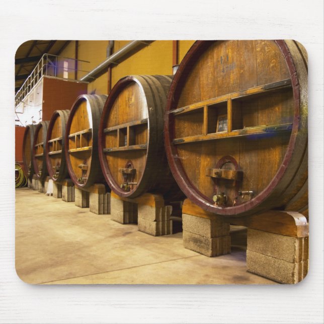 Die Weinkellerei mit großen alten Holzfässern Mousepad (Vorne)