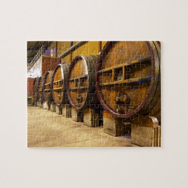Die Weinkellerei mit großen alten Holzfässern Puzzle (Horizontal)