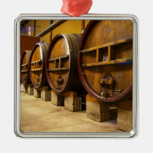 Die Weinkellerei mit großen alten Holzfässern Silbernes Ornament