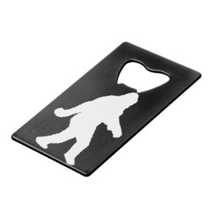 Die weiße Silhouette von Gone Squatchin Kreditkarten Flaschenöffner