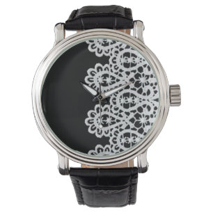 Die weiße Spitze bildet einen zarten Rahmen gegen  Armbanduhr