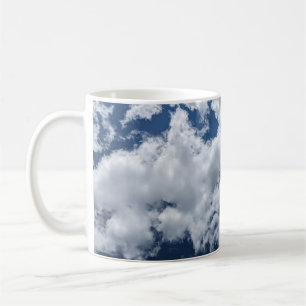 Die weiße Wolke gegen den blauen Himmel Kaffeetasse