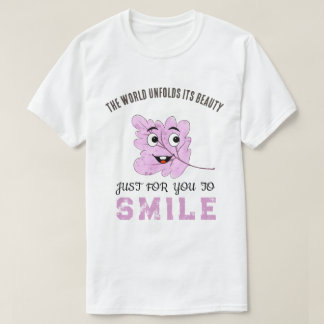 "Die Welt entfaltet ihre Schönheit" Lila lächelnde T-Shirt
