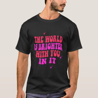 Die Welt ist in ihrem trendigen Costum heller T-Shirt