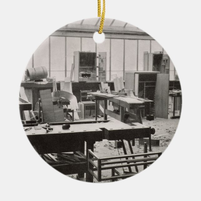 Die Werkstatt des Tischlers, von den Werkstätten Keramik Ornament (Vorne)