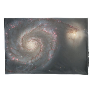 Die Whirlpool-Galaxie M51 und Begleiter im Weltrau Kissenbezug